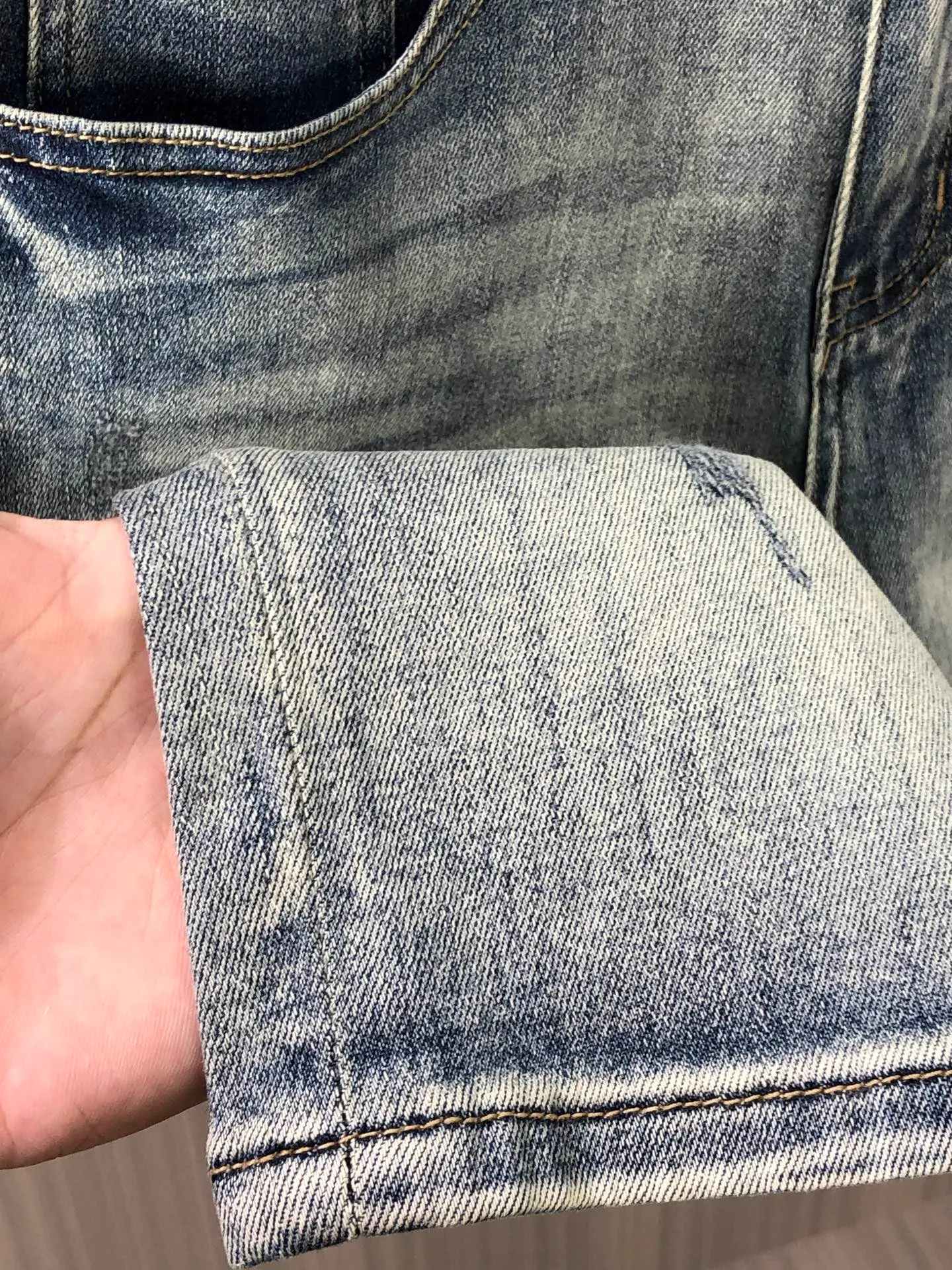 P220 chrome hearts denim shorts, the latest new men's jeans for spring and summer 2025! Heavy-duty washed denim fabric, customized fabric is softer and more comfortable than ordinary denim fabric! Ultra-heavy industrial washing process and double process washing. The entire pair of pants has a comfortable feel, top-notch fineness and breathability. All hardware brand logos are custom-made, and the materials are selected with the best attributes. The elasticity of the fabric is very good and the comfort is great! The low-key design style is simple and elegant. Yardage: 28-38 (no 35.37)